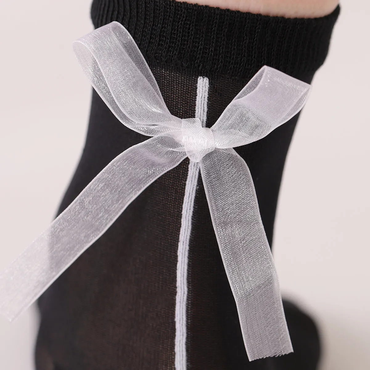 011133052 Lacy Bow Sheer Ankle Socks