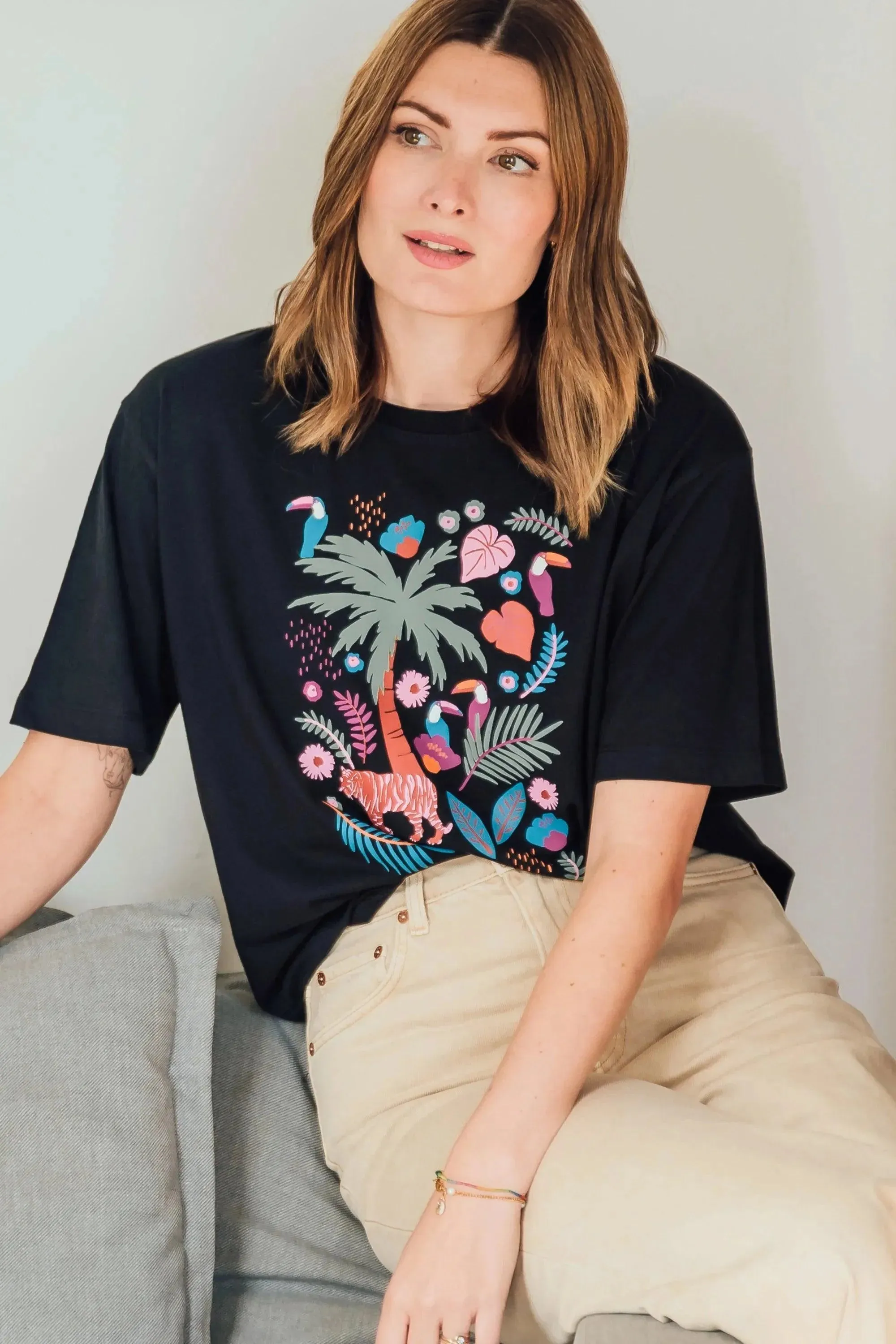 Camiseta Sugarhill Kinsley Relaxed Black Tigers & Toucans