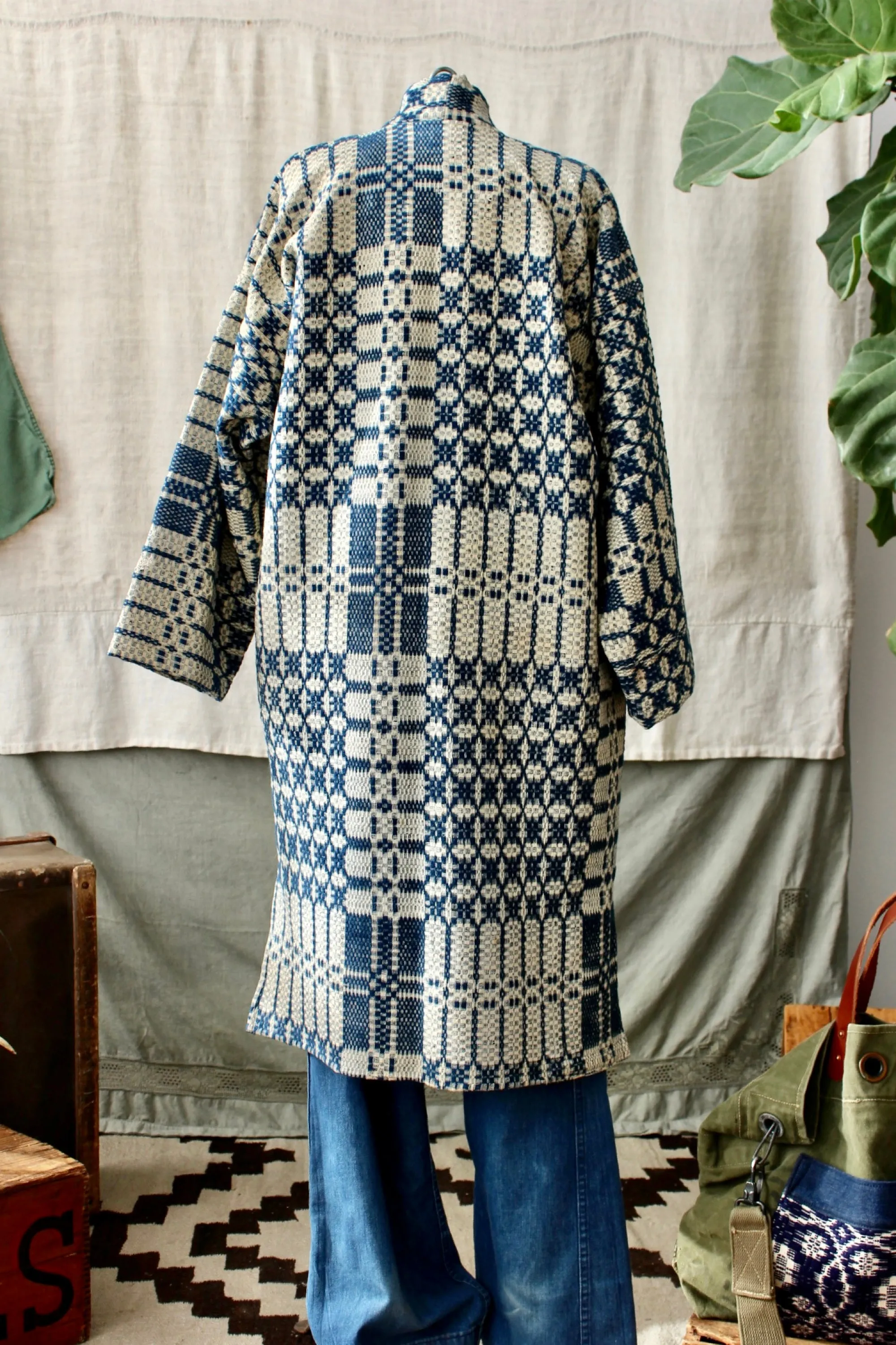 HF156 The Highlands Foundry Heirloom Indigo/Cream Coverlet Duster