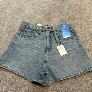 NWT Levi’s High Loose Jean Shorts